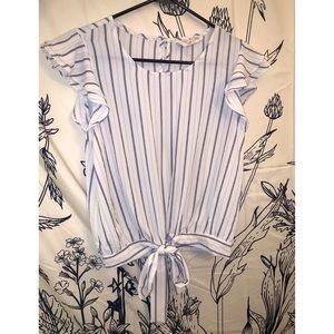 Short sleeve top with stripes and tie in front